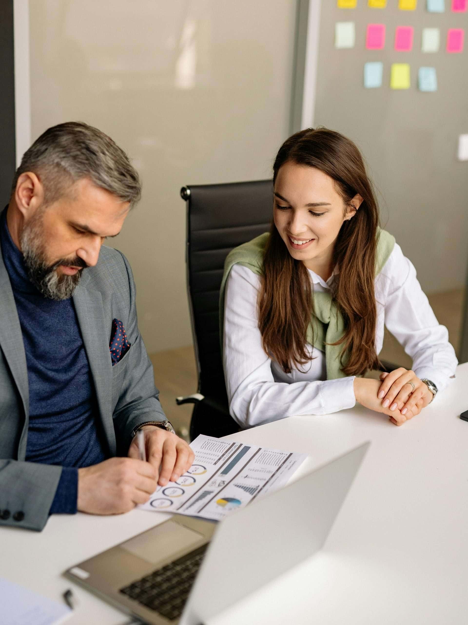 Zwei Kollegen arbeiten zusammen.